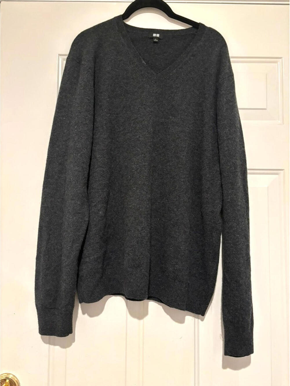 Uniqlo sz L charcoal grey V neck‎ cashmere long sleeve sweater #3023